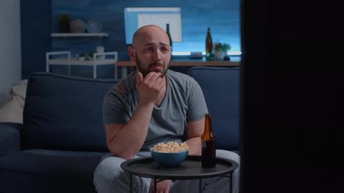 человек смотрит драматический сериал на планшете