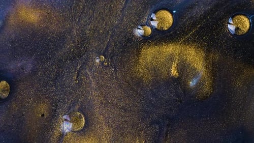 Visuelle Fluidkunst. Buntes metallisch glitzerndes Weltraumpartikel. Acrylfarbe Spread Blast