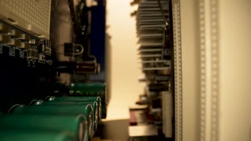 Vista de dentro da unidade de sistema do computador com chip da placa-mãe