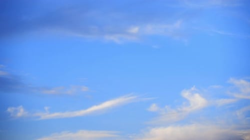 Blauer Himmel mit Kumuluswolken-Zeitraffer an einem sonnigen Tag 4k Filmmaterial.