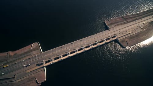 Eine Autobahn in Russland, die am Damm vorbeiführt