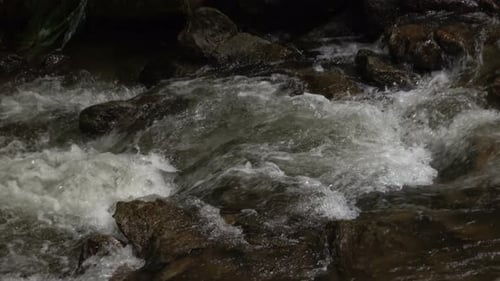 Mit Felsen fließendes Wasser