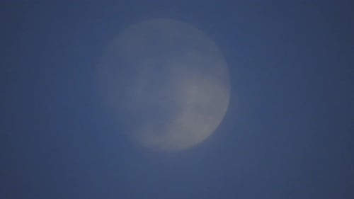 Wolken ziehen am Vollmond vorbei, in Echtzeit aufgenommen. Vollmond bei Nacht mit Wolken in Echtzeit.