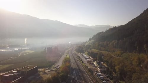 Luftaufnahme der Autobahn in den österreichischen Alpen mit schnellem Verkehr und ländlichem Grün