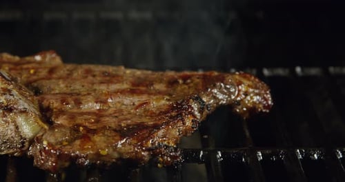 Steak T-Bone sur le gril flamboyant 45b