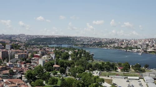 Vue aérienne de la ville et du pont
