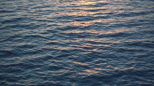 Sonnenuntergang über dem Meer Sonne spiegelt sich im Wasser