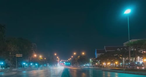 Hyperlapse des nächtlichen Stadtverkehrs an der Straßenkreuzung