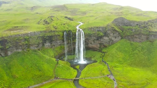 Großer weltberühmter Wasserfall, umgeben von einer grünen Graslandschaft