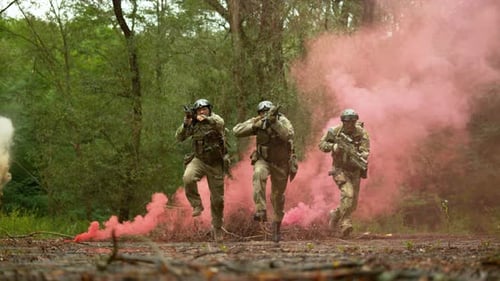 Des militaires en action, au Ralenti
