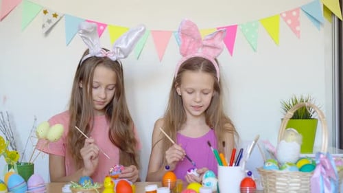 Frohe Ostern. Schöne kleine Kinder tragen am Ostertag Hasenohren.