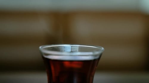 Heißer Tee in einer Glas-Teetasse