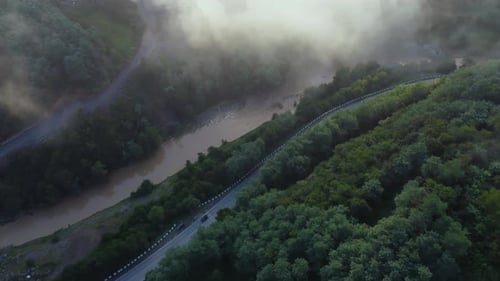 Vue sur l'autoroute et la rivière depuis les nuages