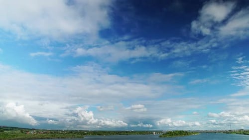 Entgegenkommende weiße Cumulus-Wolken über malerischer Landschaft