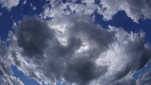 Les rayons du soleil pénètrent à travers les nuages