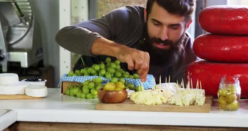 Personal masculino que organiza los alimentos en el mostrador
