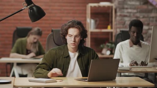 Empresário caucasiano sentado na mesa e trabalhando