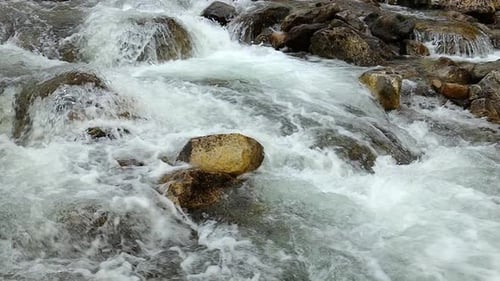 Primer plano del agua de un río de montaña con cámara lenta