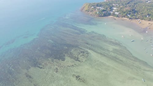 Ein Segelboot in blauem türkisfarbenem Meerwasser in der Nähe der Insel Phuket in der Sommersaison während des Reiseurlaubs