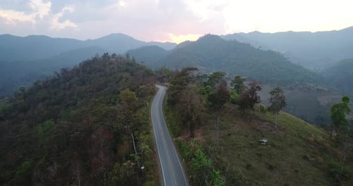 Luftaufnahme beim Flug über den Berg in Thailand