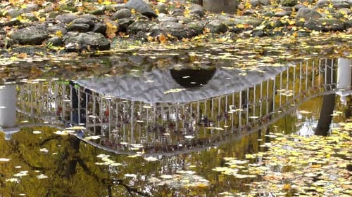 Die Brücke spiegelt sich über dem See