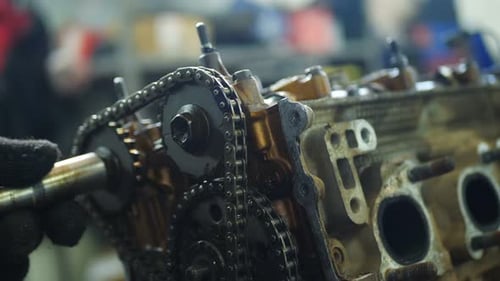 Service automobile - Mécanicien travaillant à l'atelier et réparant des moteurs