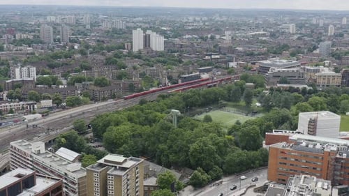 Ferrovia com trens em movimento. Sistema de transporte ferroviário da cidade de Londres