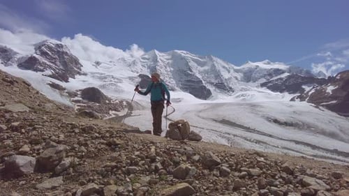 Mann geht im Hochgebirge