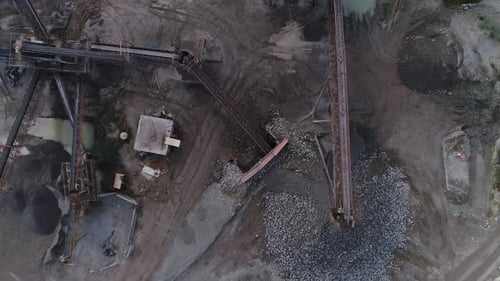 Stationäre Granitbrechanlage im Steinbruch