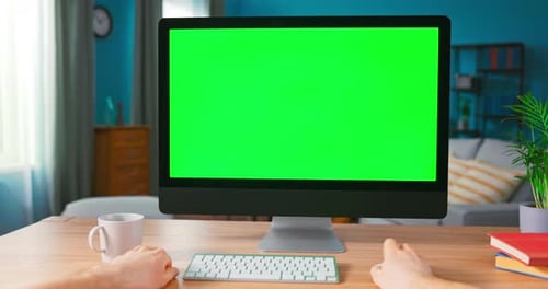 Nahaufnahme der männlichen Hand benutzt Computermaus