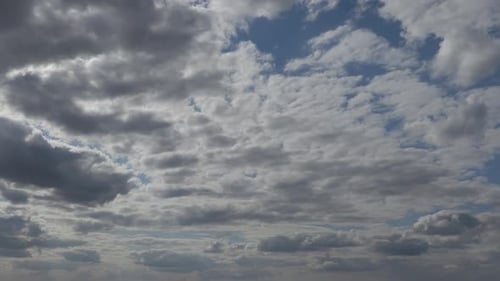 Wolken bewegen sich gegen den blauen Himmel
