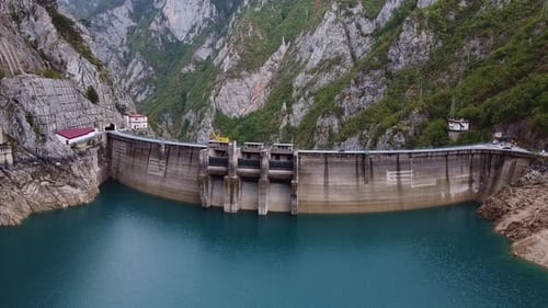 Drohnenaufnahme des Wasserdamms hoch in den Bergen