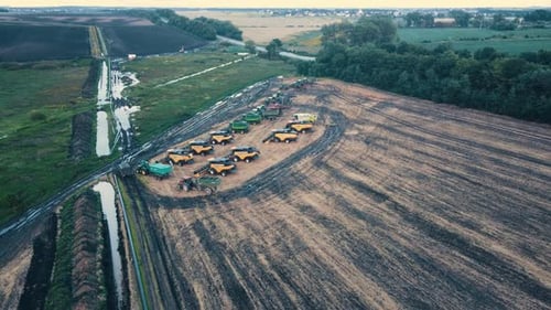 Ansicht von oben nach unten auf Erntemaschinen im Weizenfeld