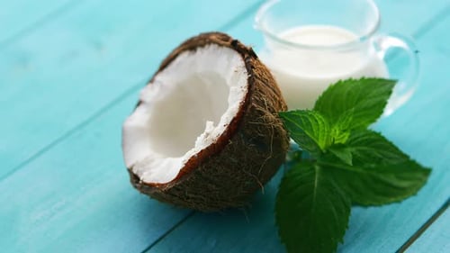 Taza de leche y mitad de coco