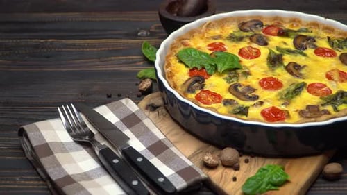 Gebackene hausgemachte Quiche-Torte in keramischer