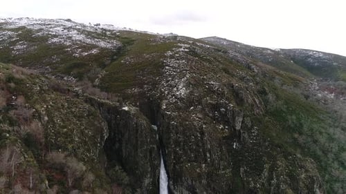 Wasserfall im Winter im Schnee