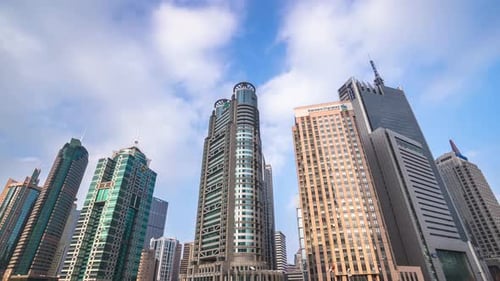Zeitraffer eines modernen Bürogebäudes in Shanghai, China