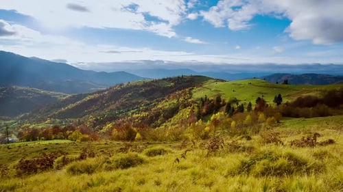 Zeitraffer Wunderschöne Herbstnatur und morgendliche Nebelschwaden rund um die Berge mit