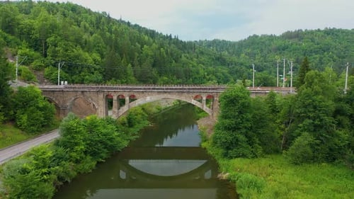 Nikolsky-Steinbrücke über den Sim-Fluss in der Region Tscheljabinsk in Russland