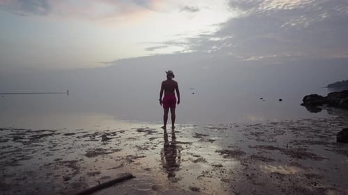 Rückansicht eines Reisenden, der das Meer genießt Bunter Dramatisch Sonnenuntergang Bewölkter Himmel am Meer