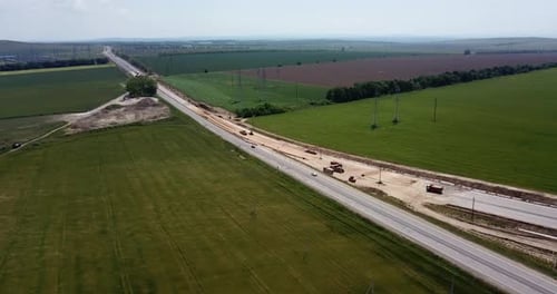Straßenbaustelle mit Maschinen, Bulldozer, Aushub von oben, Video, Luftaufnahme