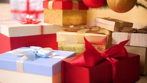 Nahaufnahme von vielen bunten Schachteln mit Geschenken und Geschenken, verziert mit Bändern und Schleifen