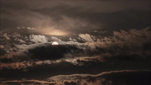 Zeitraffer: Erstaunliche Wolken bewegen den von der Sonne beleuchteten Himmel. 4K