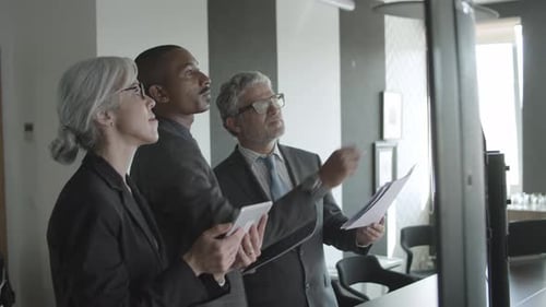 Afroamerikanischer Finanzberater präsentiert Handelscharts