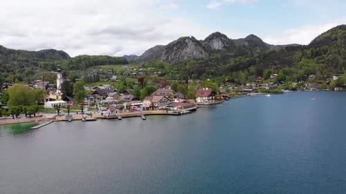 Vista aérea panorámica del pueblo de montaña y el lago, Wolfgangsee, Salzburgo, Austria, Alpes
