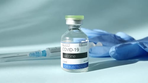 COVID-19-Impfstoff und Spritze mit Impfstoff gegen Coronavirus-Heilung