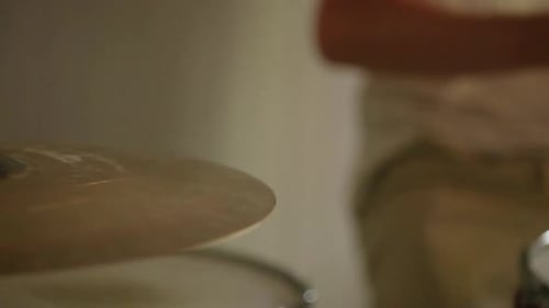 Schlagzeuger übt Rudimente auf dem Ride-Becken und umgebendes Kit mit wunderschönem natürlichem Licht com