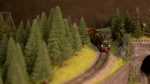 Maqueta de tren y maqueta de ferrocarril de cerca.