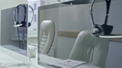 Headsets auf Computermonitoren im Büro