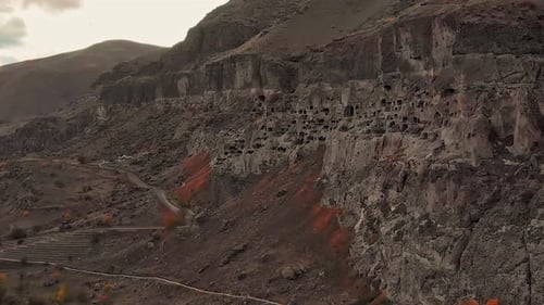Seitenansicht von Vardzia mit Sonnenuntergang.Luftaufnahme